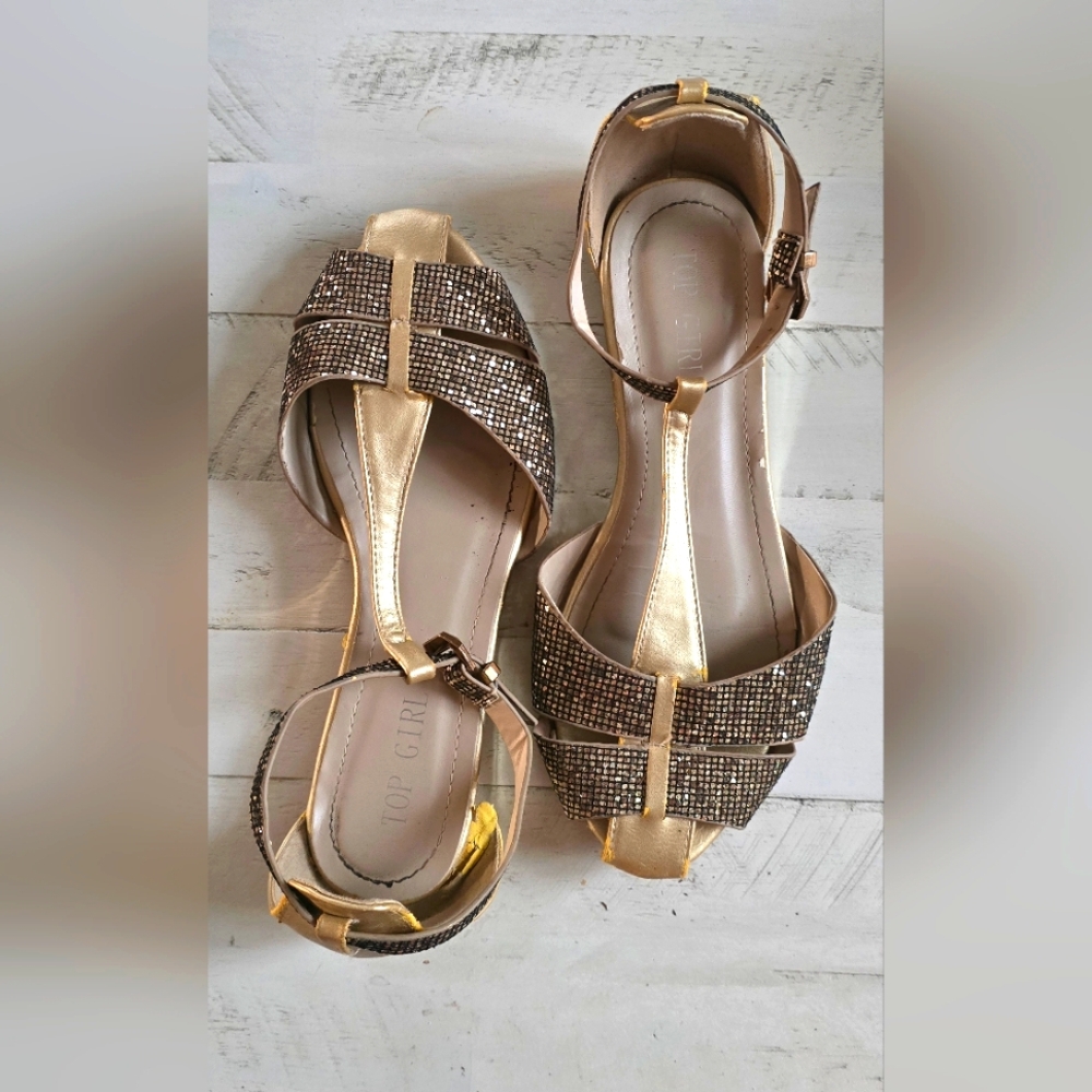 Chic Gold and Brown Sandals with Strappy Design